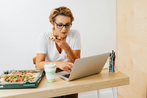Stomia od kuchni. Kilka sygnałów, że jesz na autopilocie i płacisz za to komfortem