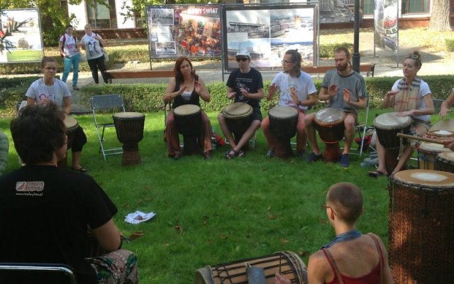 Nauka gry na afrykańskich bębnach