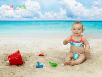 dziecko ze stomią na plaży